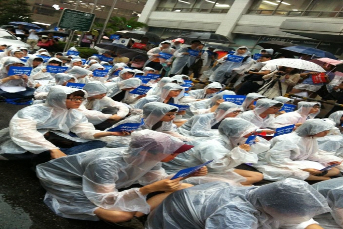 크기변환_사진 3 - 총학생회는 7월 12일 새누리당사 앞에서 국정원 규탄 집회를 열고 학생선언문을 발표했다..jpg