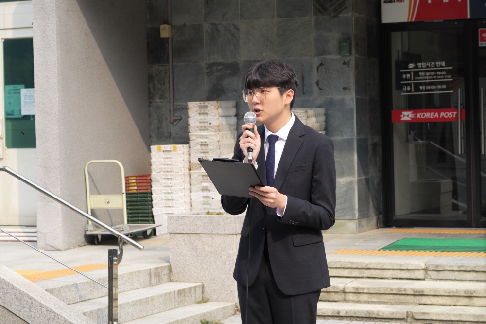 사진 설명 시작. 우체국 앞 공터에서