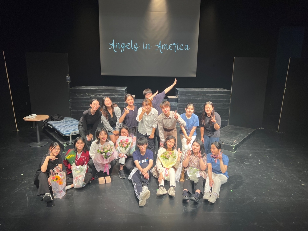 사진 설명 시작. 공연이 끝나고 난 무대에서 영문극회 구성원들이 단체사진을 찍고 있다. 사진 설명 끝.