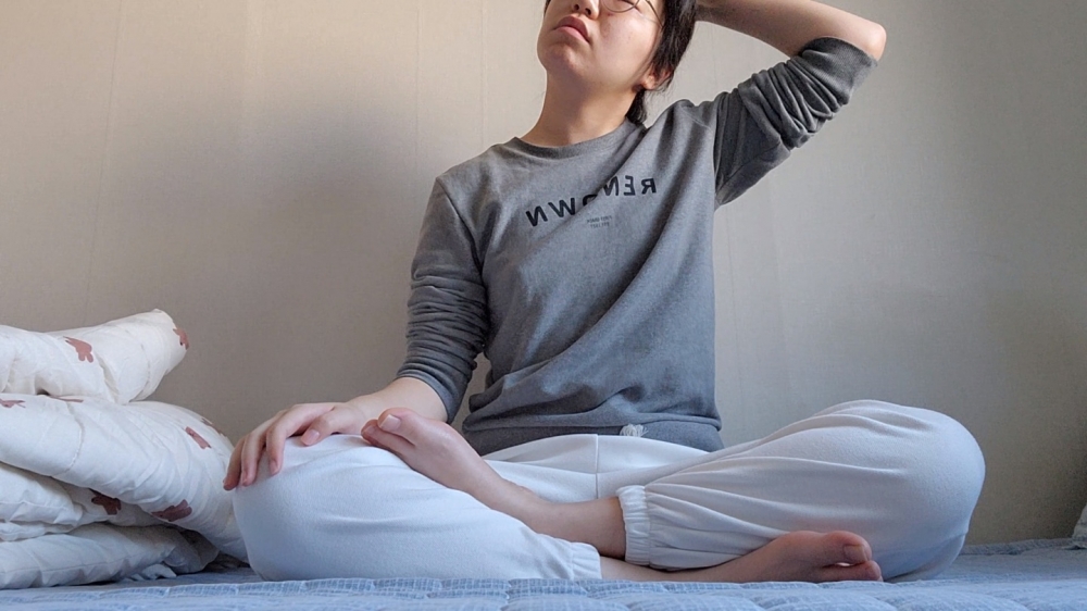 사진 설명 시작. 기자가 갓생을 실천하기 위해 아침 운동 중이다. 목을 오른쪽으로 당기며 스트레칭하고 있다. 사진 설명 끝.