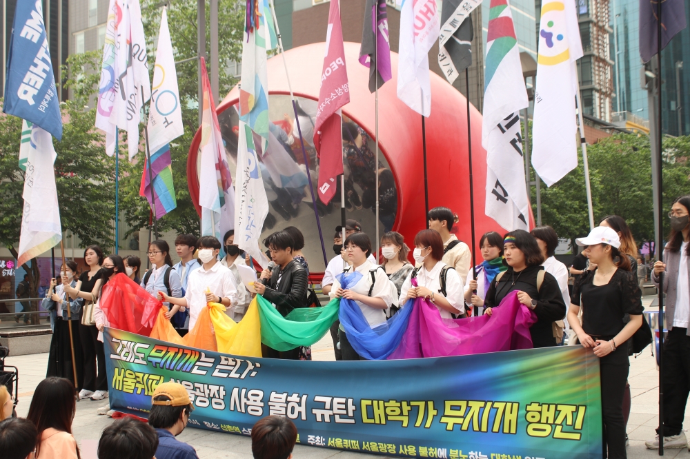 사진 설명 시작. 무지개 행진 행사 현장 사진이다. 사람들이