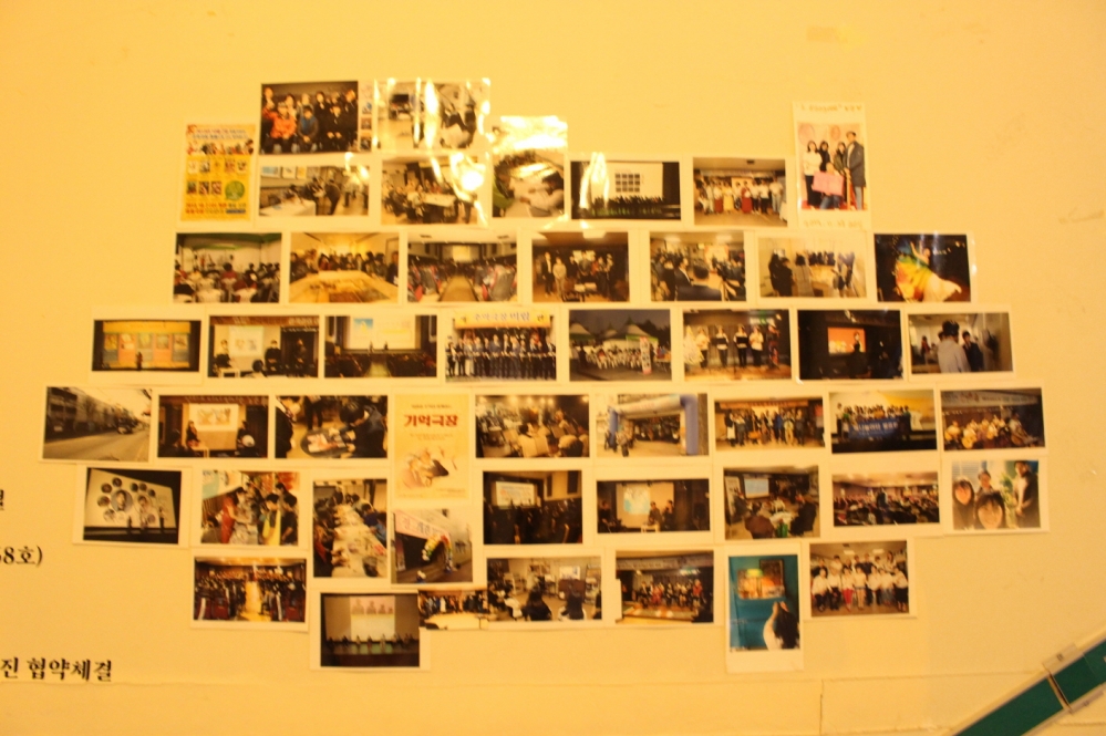 사진 설명 시작. 미림극장의 역사가 담긴 여러 사진들이 벽에 붙어있다. 단체 사진도 포스터도 프로그램 활동사진도 있다. 사진 설명 끝.