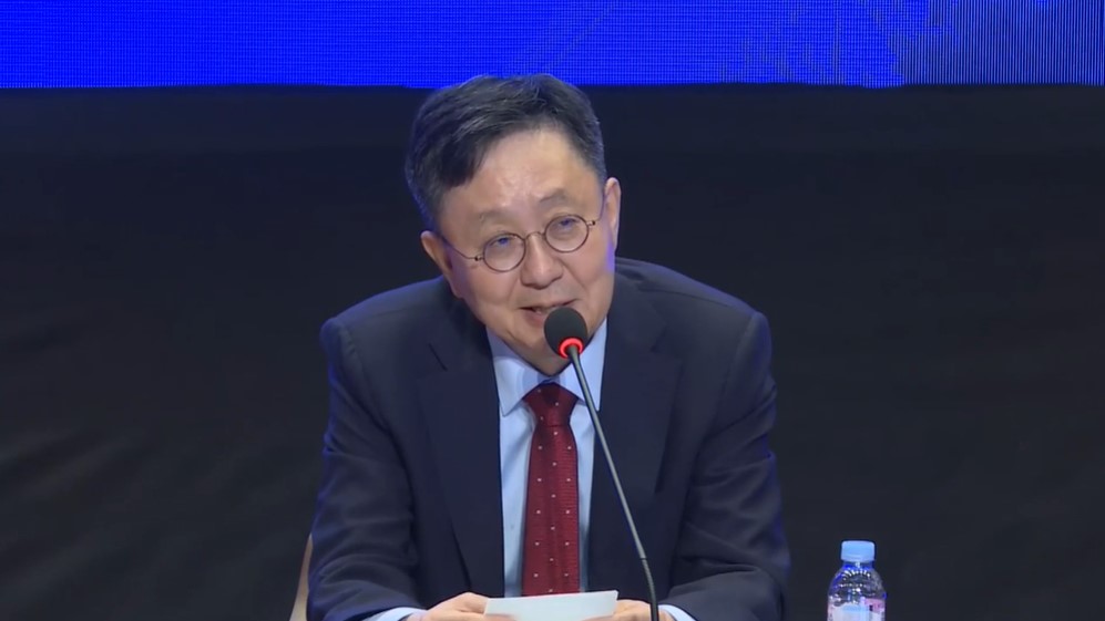 사진 설명 시작. 차상균 총장예비후보자가 소견을 발표하고 있다. 사진 설명 끝.