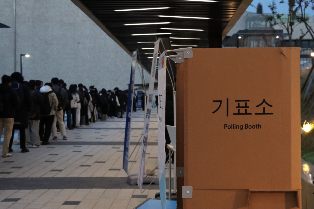 사진 설명 시작. 사진의 오른쪽에 갈색 박스로 임시 기표소가 설치돼있다. 박스에는 검은색 글씨로