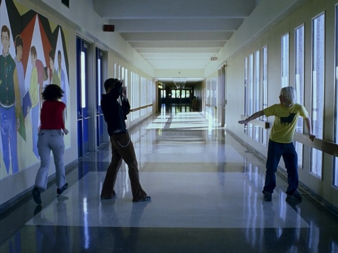 사진2 일라이어스는 존의 사진을 찍고, 그 옆으로 미셸이 지나간다. 이 모습은 일라이어스를 뒤따르는 카메라, 존을 뒤따르는 카메라, 미셸을 뒤따르는 카메라에 의해 각각의 시점에서 세 번 반복된다..jpg