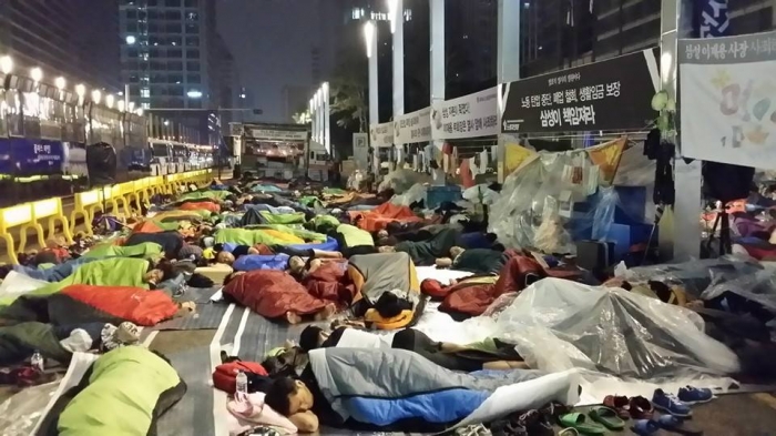 6월 18일 삼성서비스지회 조합원들이 서초동 삼성본관 앞에서 무기한 노숙농성을 하는 모습. ⓒ삼성전자서비스지회.jpg