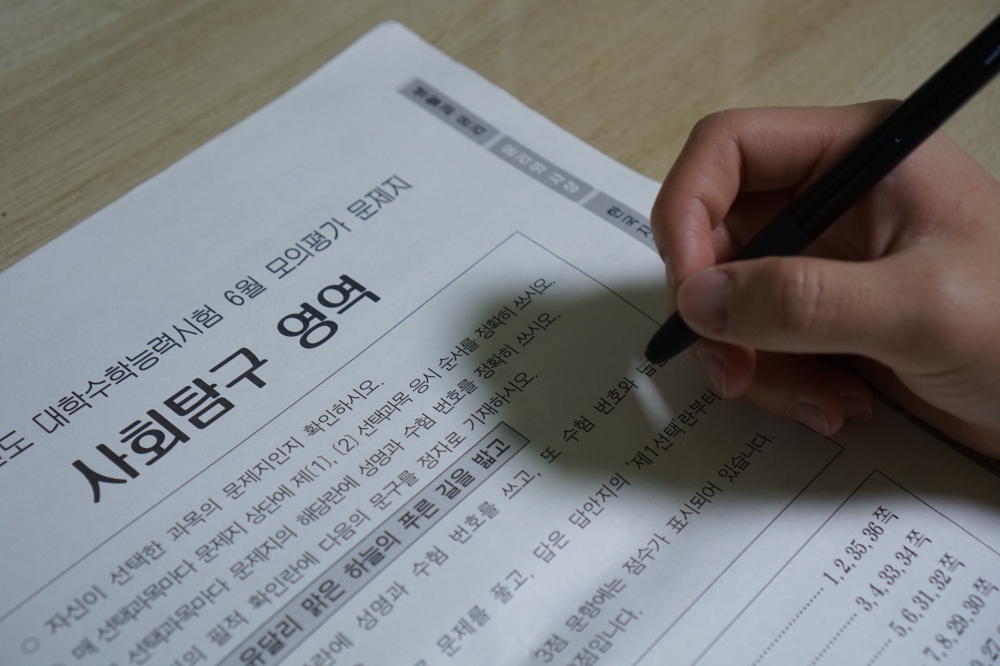 사진 설명 시작. 책상 위에