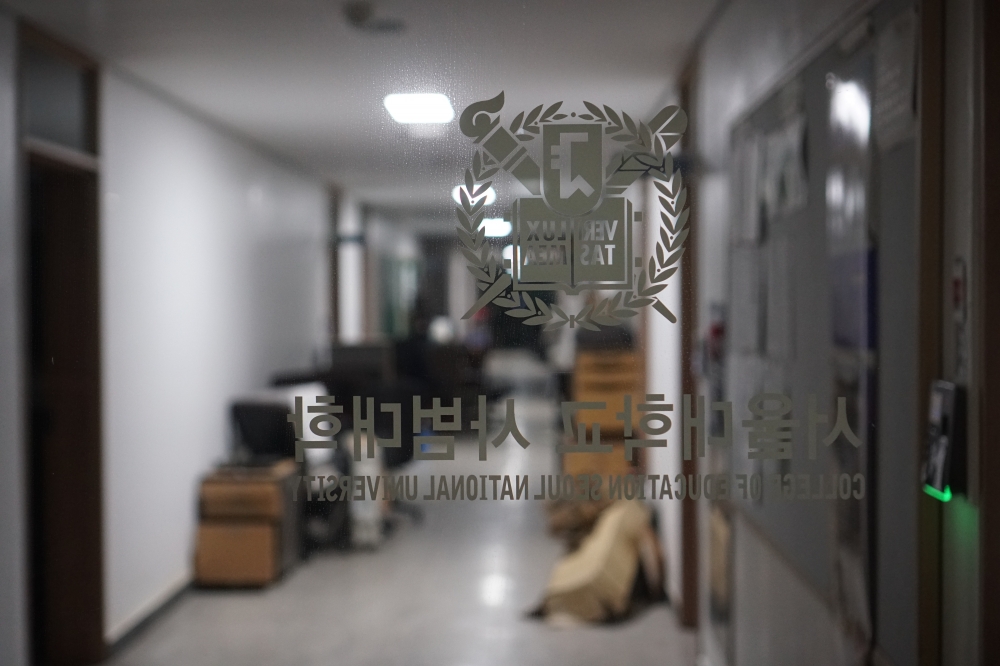 사진 설명 시작. 8월 8일 수해 피해를 입은 사범대 건물 복도에 침수된 가구들이 나와 건조되고 있다. 사진 설명 끝.