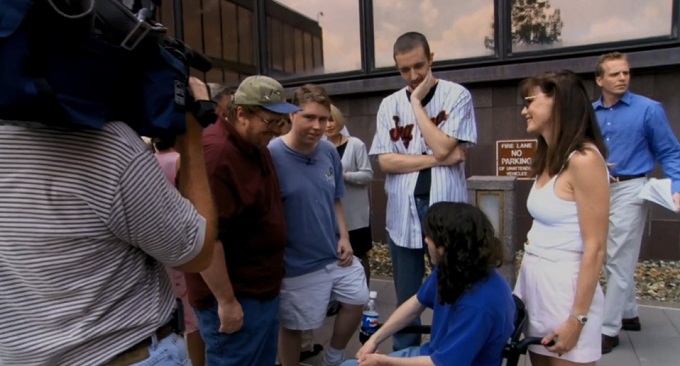 사진4 콜럼바인 총기 난사 사건에서 사용된 총알은 K마트에서 구입한 것이었다. 마이클 무어는 사건의 피해학생들과 K마트에 항의 방문을 한다. K마트는 결국 총알 판매를 중지하겠다고 발표한다..jpg