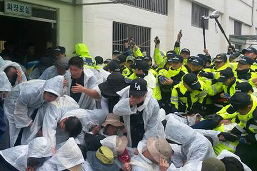 삼성전자서비스지회 조합원들이 경찰 측의 시신 탈취에 항의하자 경찰 측에서 조합원들에게 캡사이신을 살포하고 있다. ⓒ삼성전자서비스지회.jpg