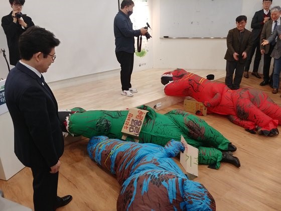 사진 설명 시작. 환경부장관 앞의 다이인 퍼포먼스. 사진 설명 끝.