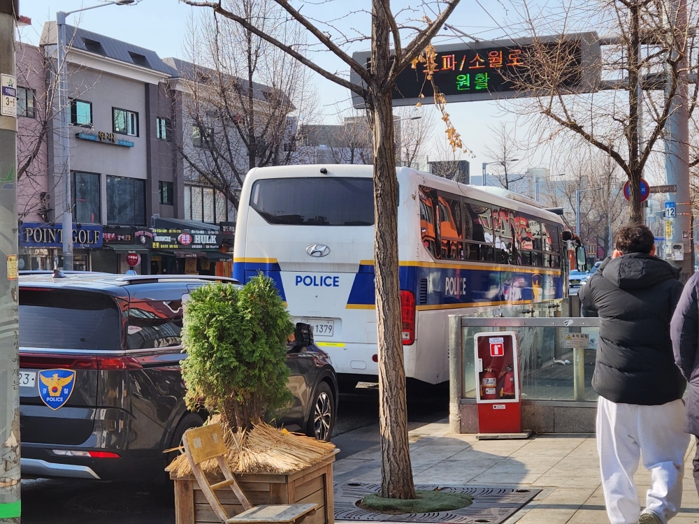 사진 설명 시작. 참사 현장 인근 통제 중인 경찰 버스와 공무집행차량. 사진 설명 끝.