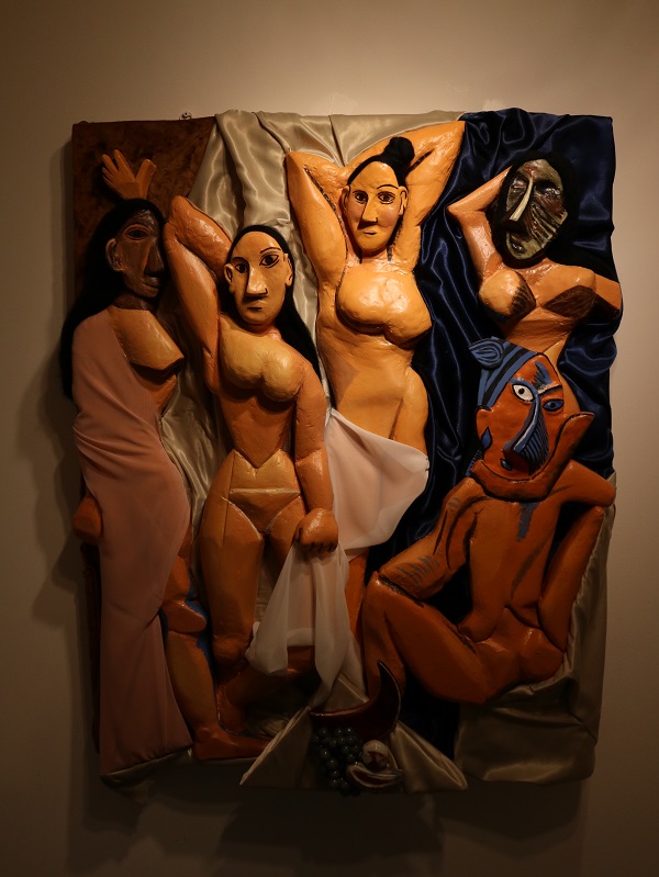 사진 설명 시작. 피카소의 그림 아비뇽의 처녀들의 촉각명화를 찍은 사진이다. 제각각 다른 자세를 취하고 있는 여인 네 명을 그린 입체파 작품이다. 촉각명화에서도 오브제의 굴곡이 입체적으로 표현돼 있다. 사진 설명 끝.