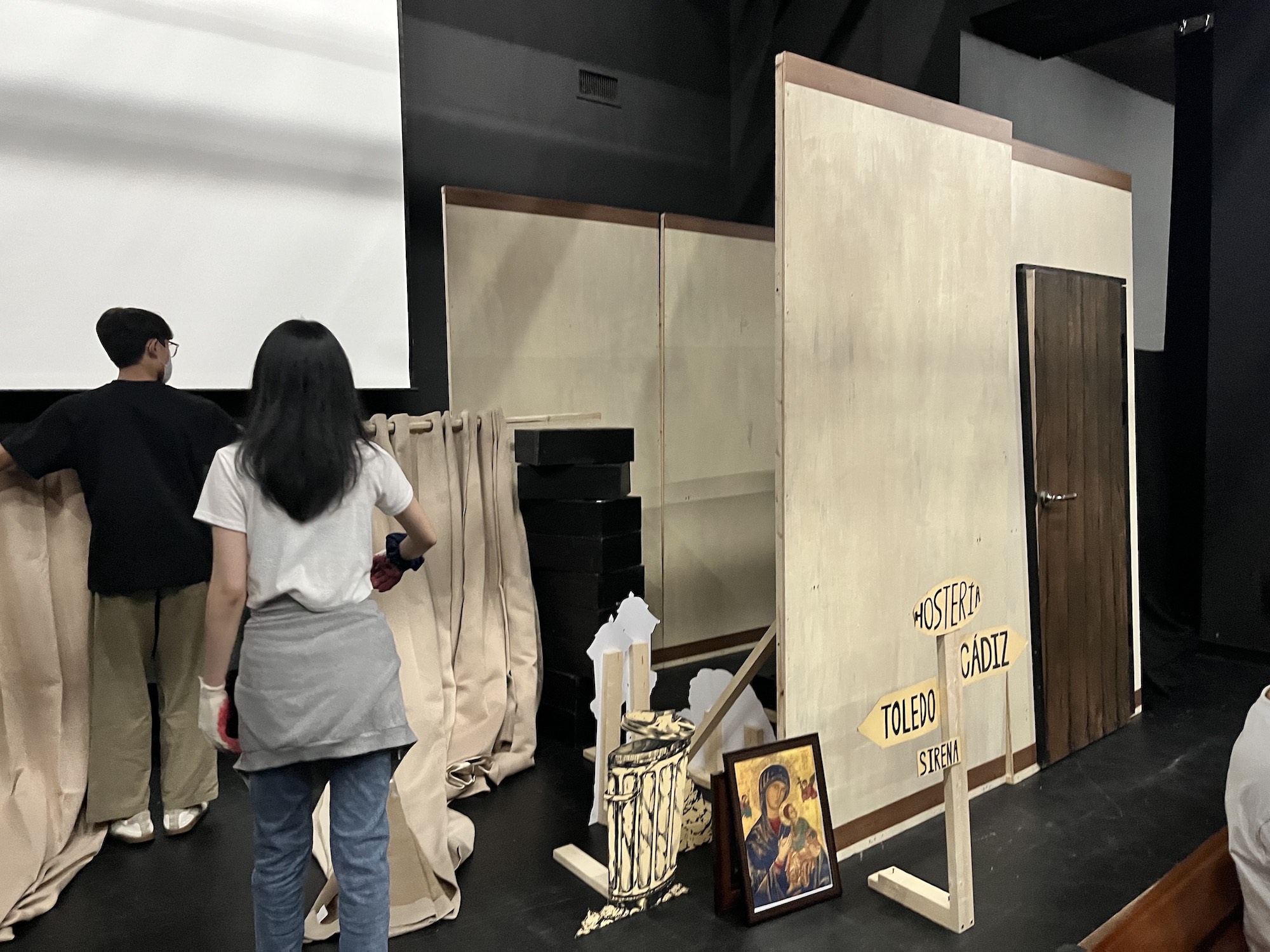 사진 설명 시작. 서문극회가 무대 세트를 준비하고 있다. 사진 설명 끝.