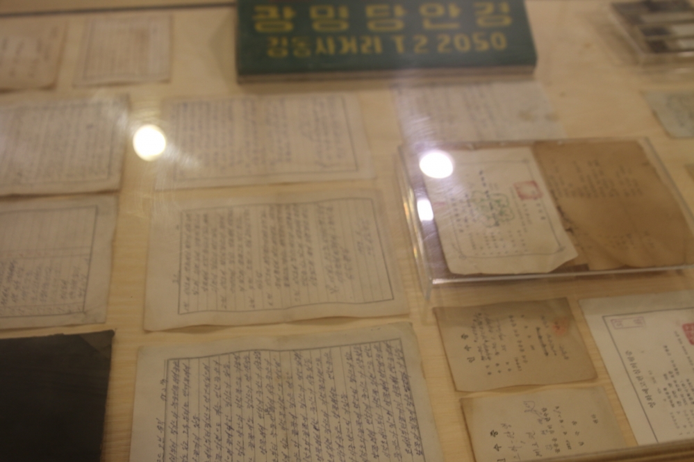 사진 설명 시작. 장부들이다. 빛바랜 종이에 세로쓰기로 적힌 글씨가 빼곡하게 차있다. 몇 장부에는 빨간 도장이 찍혀있다. 사진 설명 끝.