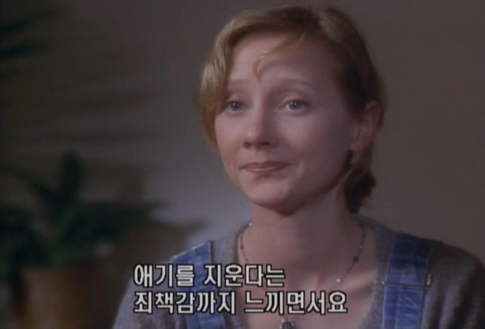 그림5 낙태를 결정하기 전 크리스틴은 의사와 대화를 나눈다. 크리스틴은 정말 불공평한 건 그는 돌아가고 나만 결정을 내려야 한다는 거예요. 아기를 죽인다는 죄책감까지 느끼면서요라 털어놓는다..JPG