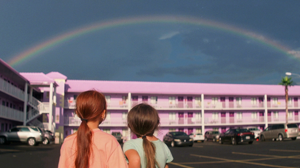 사진 설명 시작. 무니와 스쿠티가 매직 캐슬 위에 떠오른 무지개를 바라보고 있다. 사진 설명 끝.