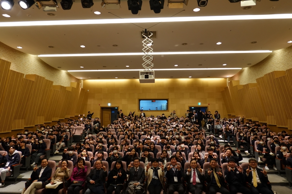 사진 설명 시작. LnL 신입생들과 조교, 교수들이 강당의 각자 자리에 앉아 포즈를 취하고 있다. 사진 설명 끝.