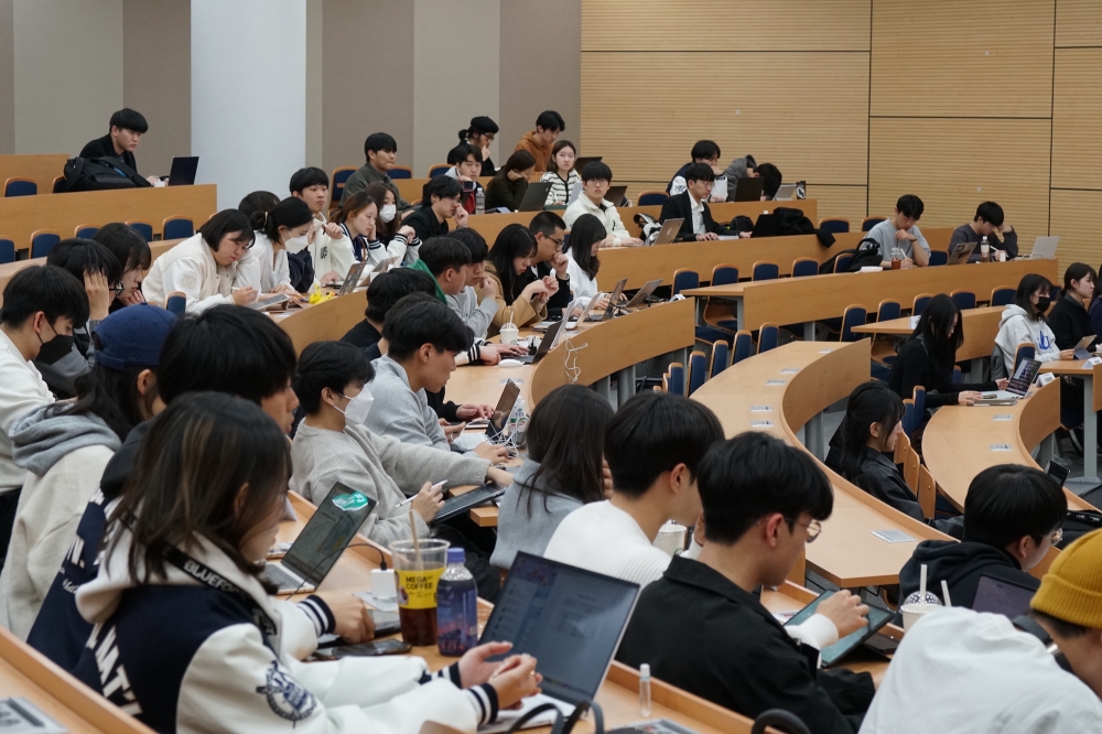 사진 설명 시작. 강의실에 대의원들이 앉아 있다. 사진 설명 끝.