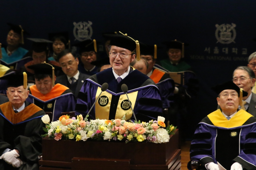 사진 설명 시작. 유홍림 총장이 연단에 서서 취임 소감을 밝히고 있다. 연단의 상단부는 꽃으로 장식되어있다. 연설을 하는 유 총장의 뒤쪽에는 오세정 전 총장을 비록한 귀빈들이 자리하고 있다. 사진 설명 끝.