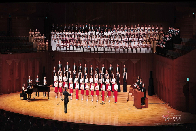 크기변환_사진 3 - 예술의 전당에서 열린 제10회 평화의합창제에서 연합 합창을 지휘하는 송흥섭 지휘자.jpg