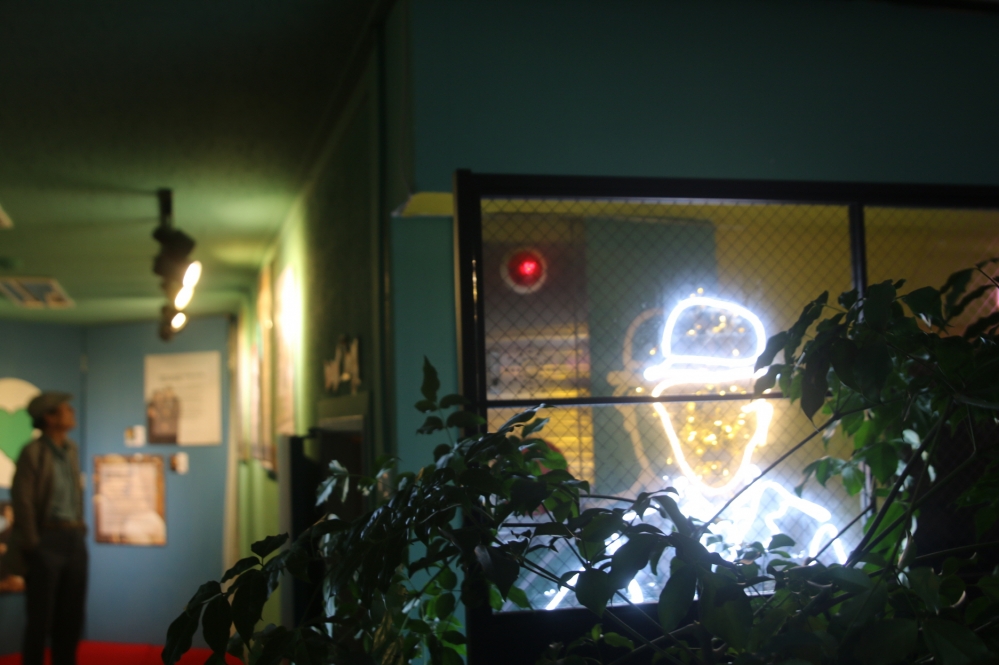 사진 설명 시작. 중년의 남성이 『관객의 이야기』에 전시된 사연들을 가만히 바라보고 있다. 사진 설명 끝.