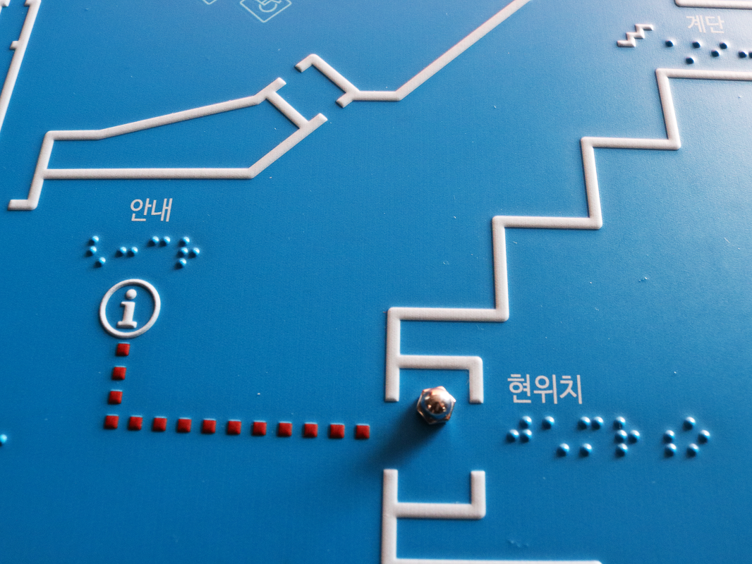 사진 설명 시작. 파란색 촉지도가 크게 확대되어 있다. 사진 중앙에 현위치가 표시되어 있고, 그 주위를 흰색 선들이 둘러싸고 있다. 사진 설명 끝.