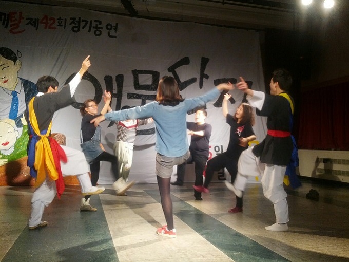 사진1 탈아들은 마당극 준비기간 동안 주제 회의와 세미나를 통해 극의 주제의식을 담는다. 사진은