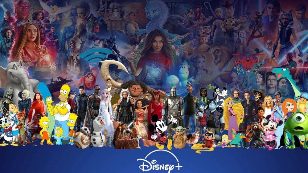 사진 설명 시작. 디즈니 플러스의 광고 사진. 미키 마우스, 스타워즈, 마블 등 수많은 영화와 드라마 속 캐릭터들이 한 공간에 서있다. 사진 설명 끝.