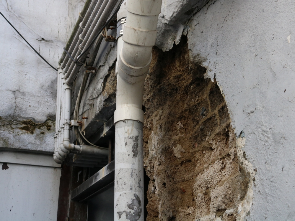 사진 설명 시작. 동자동 쪽방촌의 한 주택이다. 벽이 파여 속의 벽돌이 눈에 고스란히 보인다. 사진 설명 끝.