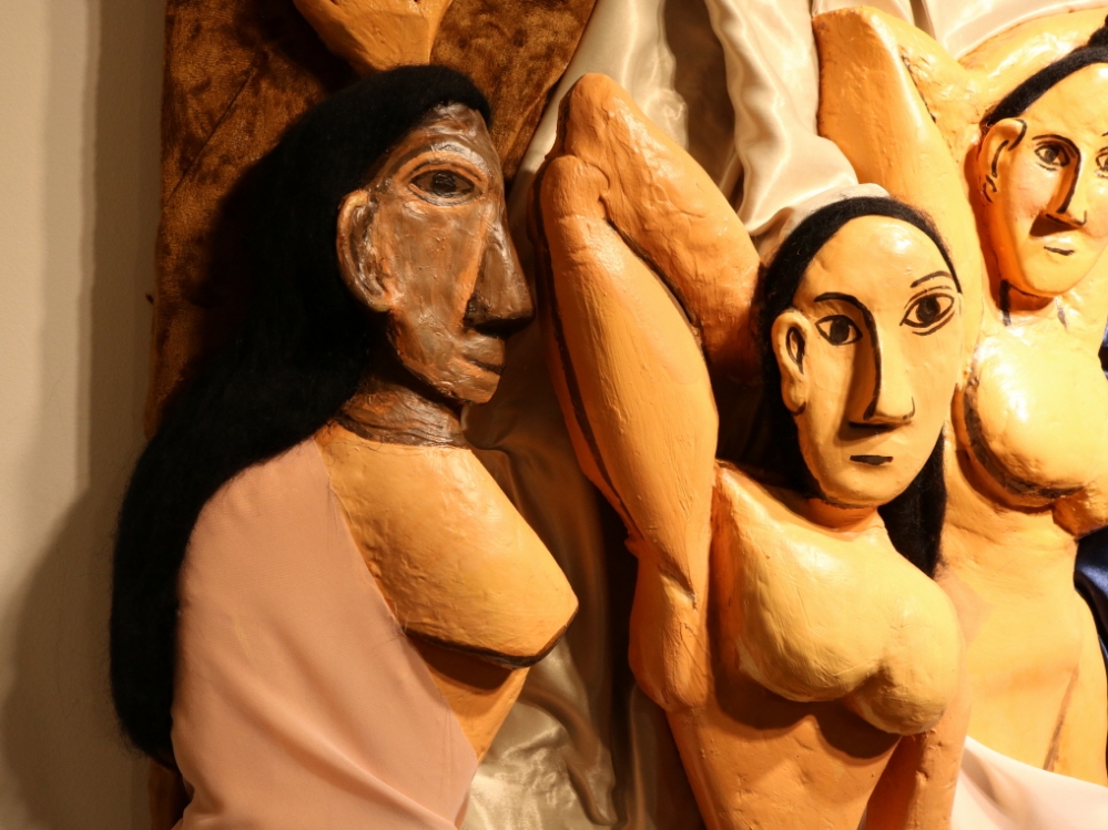 사진 설명 시작. 아비뇽의 처녀들 촉각명화에서 네 명의 여인들 중 한 명의 얼굴을 확대해 찍은 사진이다. 여인의 검은 머리카락은 털실로 처리돼 있다. 사진 설명 끝.