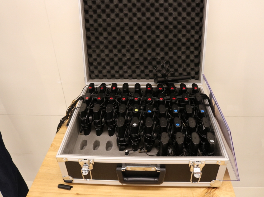 사진 설명 시작. 음성해설을 위한 FM수신기 여러 개가 관객들에게 배포를 위해 상자 안에 담겨 있다. 사진 설명 끝.