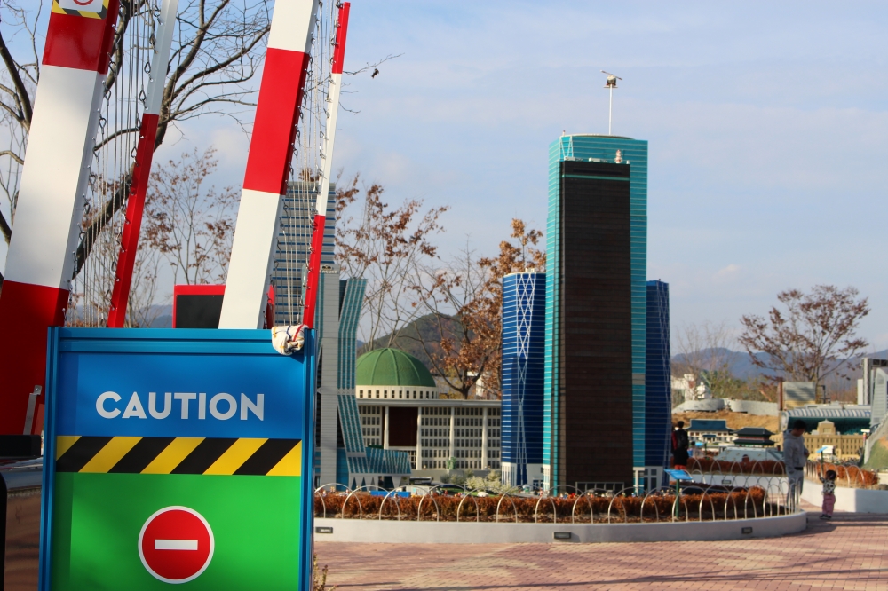 사진 설명 시작. 레고랜드 내부에 레고로 쌓은 국회의 사당과 여의도 증권가 건물이 전시되어 있다.