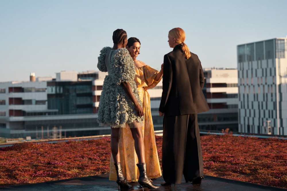 사진설명 시작. 건물 옥상에서 세 여성 모델이 H&M의