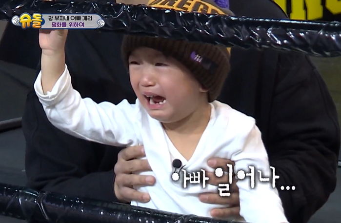 사진 설명 시작. 스파링 도중 주먹을 맞고 쓰러진 아빠의 모습을 본 하오가 울음을 터뜨리고 있다. 사진 설명 끝.