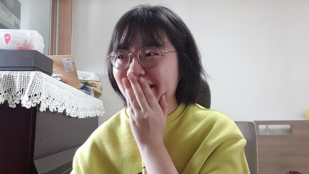 사진 설명 시작. 갓생 일과를 수행하지 않은 날 기자의 표정, 확연히 밝아진 표정으로 즐거워 하고 있다. 사진 설명 끝.