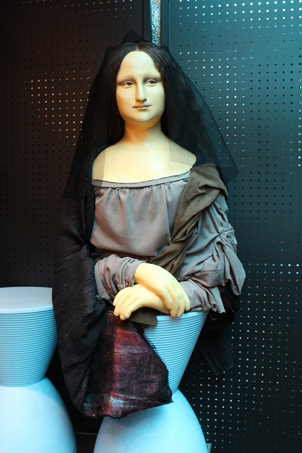 사진 설명 시작. 다빈치의 명화 모나리자를 흉상으로 제작한 촉각명화가 놓여 있다. 원작의 희미한 윤곽이 머리에 씌워진 면사포로 처리됐다. 사진 설명 끝.