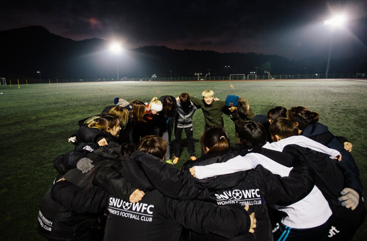 (1) 여자축구부 사진.jpg