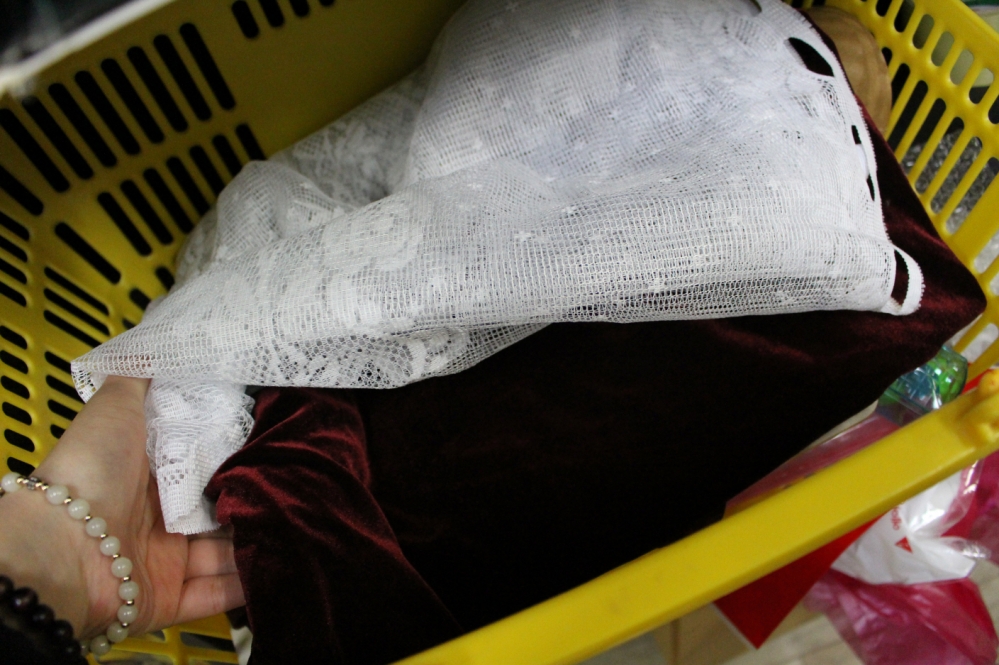 사진 설명 시작. 노란 바구니 안의 레이스와 벨벳 방식을 꺼내고 있다. 사진 설명 끝.