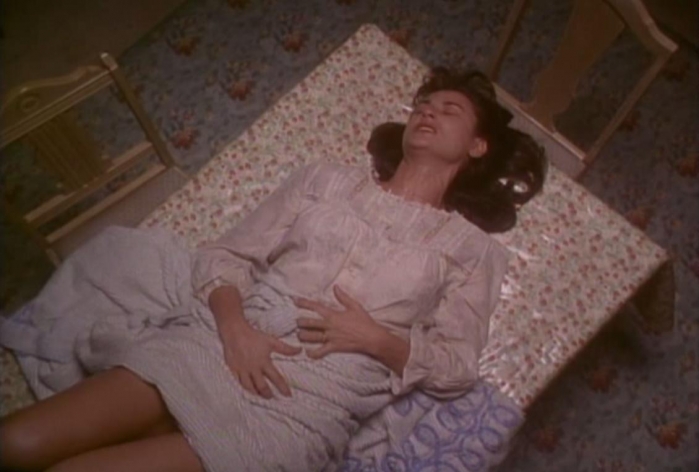 그림2 마취 없는 수술을 받고 클레어는 괴로워한다..JPG