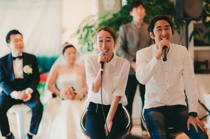 500웨딩 연극을 하는 모습. 전문 배우가 신랑 신부의 이야기를 간략한 연극으로 꾸며 보여준다. ⓒ최게바라기획사.jpg