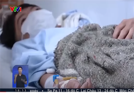 사진 설명 시작. 베트남 모 방송에서 휴대폰 부품 공장 메탄올 중독으로 피해 입은 노동자가 누워 있는 모습이 보도되고 있다. 사진 설명 끝.