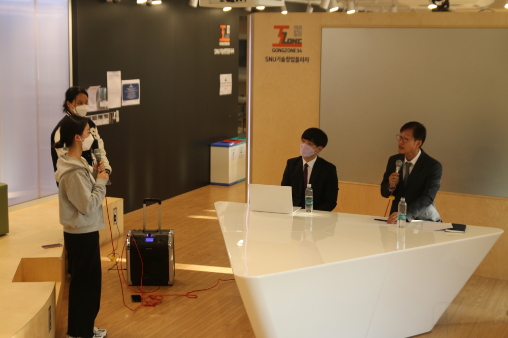 사진 설명 시작. 간담회에서 서울대학교 환경동아리 연합회의 소속 학생이 남익현 후보에게 질문하고 있다. 사진 설명 끝.