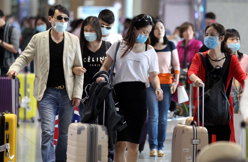 0) 메르스 유행 당시 인천공항에서 입국하는 사람들. (c)국민일보.jpg