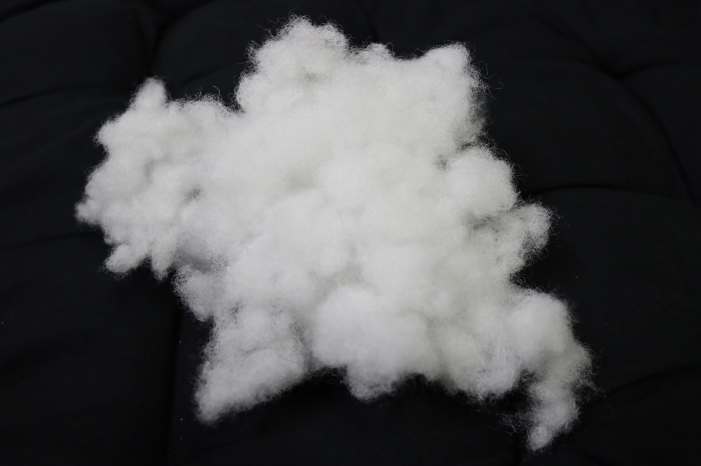 사진 설명 시작. 검정색 배경 앞에 복실복실한 솜이 놓여있다. 사진 설명 끝.