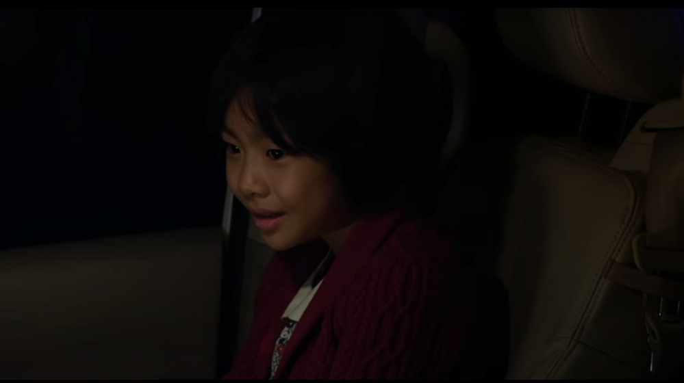 사진 설명 시작. 영화 반짝반짝 두근두근 일반 버전의 장면이다. 어두운 밤에 차 안에 앉아 있는 어린 소녀가 아버지와 대화하며 웃고 있다. 사진 설명 끝.