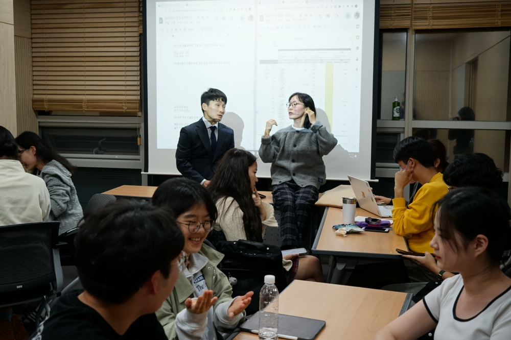 사진 설명 시작. 세미나실 내부, 학생들이 그룹지어 주제에 대한 토론을 하고 있다. 사진 설명 끝.