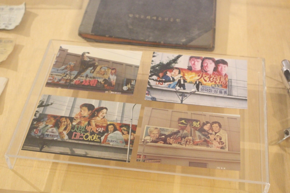 사진 설명 시작. 4장의 영화 포스터 사진이 전시되어 있다. 포스터는 직접 그린 것들이다. 사진 설명 끝.