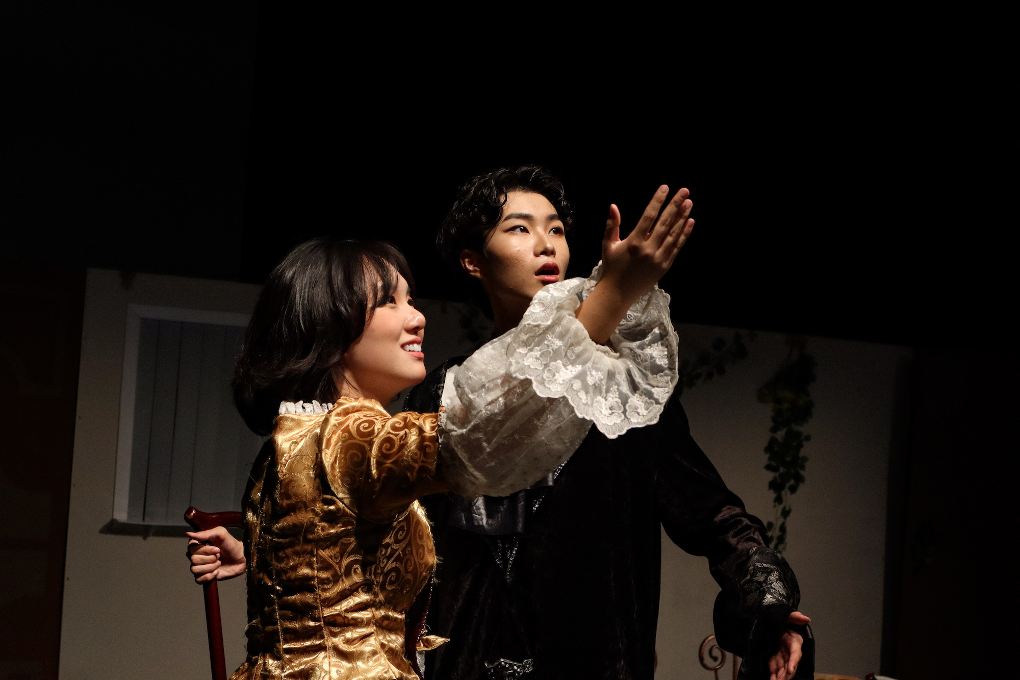 사진 설명 시작. 연극 무대를 촬영한 사진이다. 아르놀프와 아녜스가 같은 곳을 바라보고 있다. 사진 설명 끝.