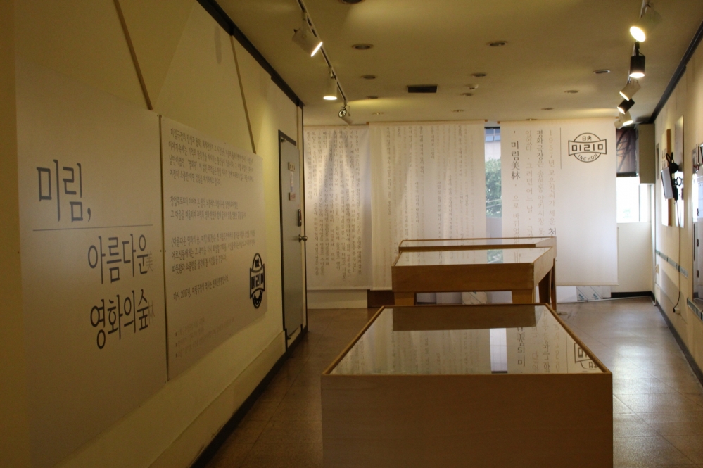 사진 설명 시작. 전시실이다. 왼쪽 벽면에